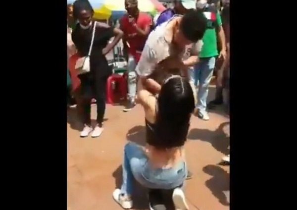 ¡Amiga date cuenta! Joven se hinca ante su exnovio para pedirle que vuelvan #VIDEO