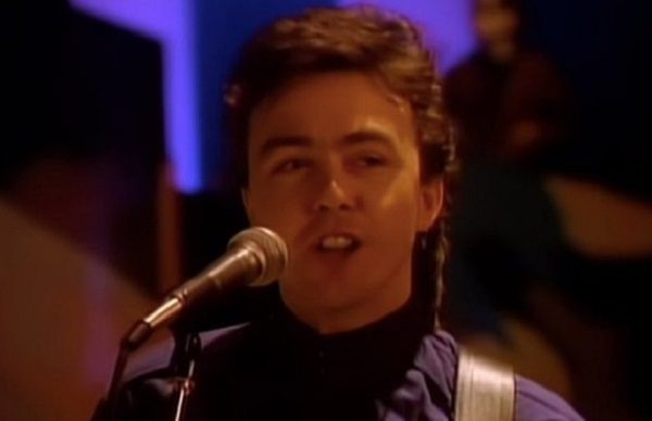 Fallece cantante y bajista del grupo The Outfield, Tony Lewis