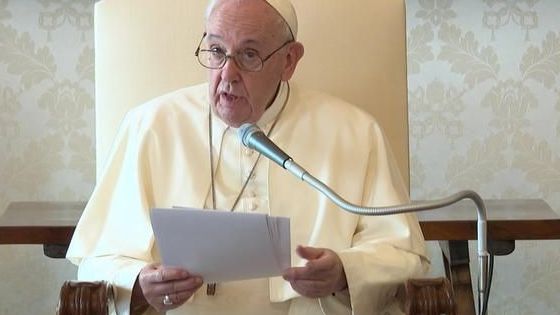 Papa Francisco llama a obedecer a la "señora covid", aunque él no usa cubrebocas