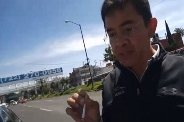 Sujeto insulta mujer policía, "no tienes cara de sirvienta sino de pu..." #VIDEO