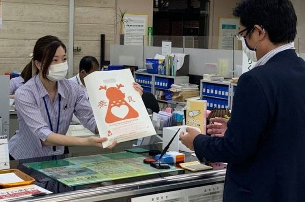 ¡Gran idea! Japón usa bolsas hechas de arroz para que animales no coman plástico y mueran