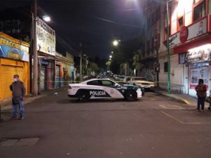 Sicarios asesinan a un sujeto en la Morelos, mientras platicaba con una mujer