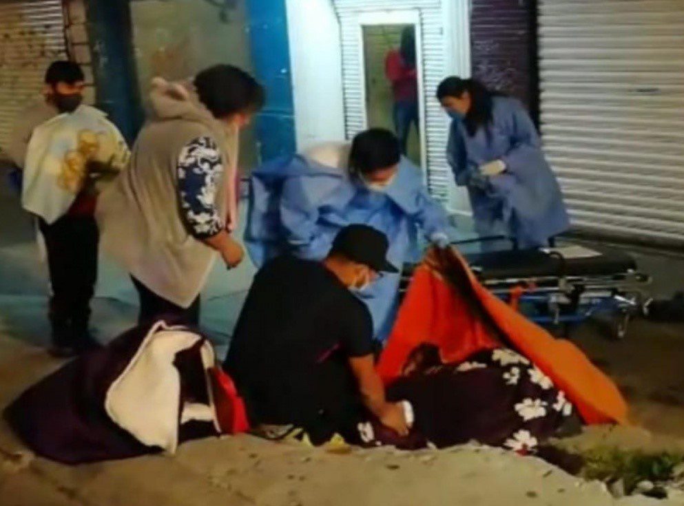 Mujer da a luz en la calle tras ser rechazada en un hospital, "porque aún le faltaba tiempo"