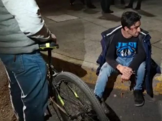 Ciclista quiso ganarle al Metrobús en Azcapotzalco y terminó atropellado #VIDEO