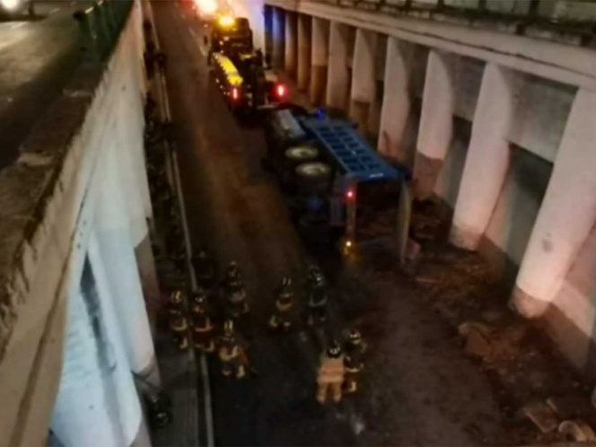 Un camión que transportaba varias toneladas de tierra volcó en la avenida Rómulo O'Farril #VIDEO