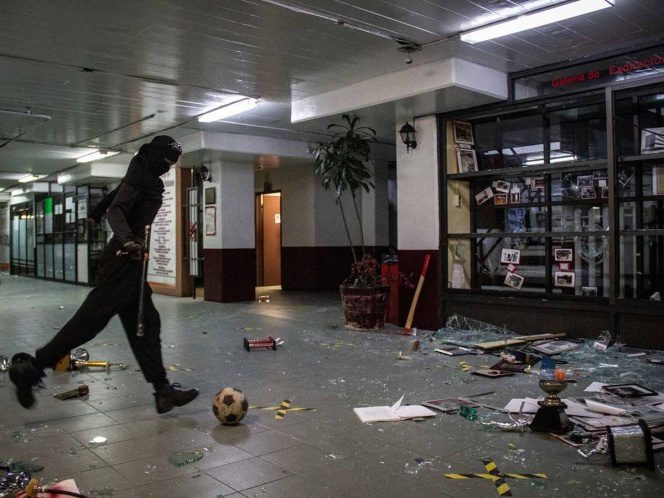 Encapuchadas toman el CECyT 4 del IPN por la tarde y causan destrozos, se retiraron por la noche