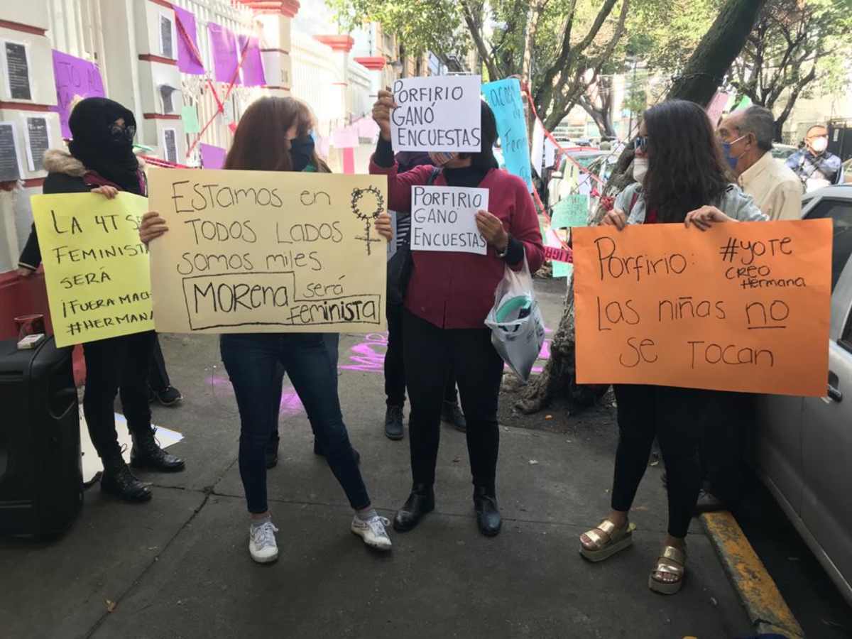 Feministas llegan y clausuran edificio de Morena en la Roma