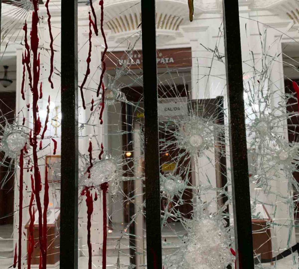 Colectivos feministas vandalizan la fachada principal del Congreso de la Ciudad de México #VIDEO