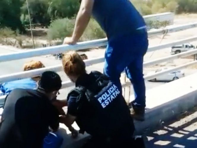 Policías de Sonora evitan que mujer se arroje desde un puente #VIDEO