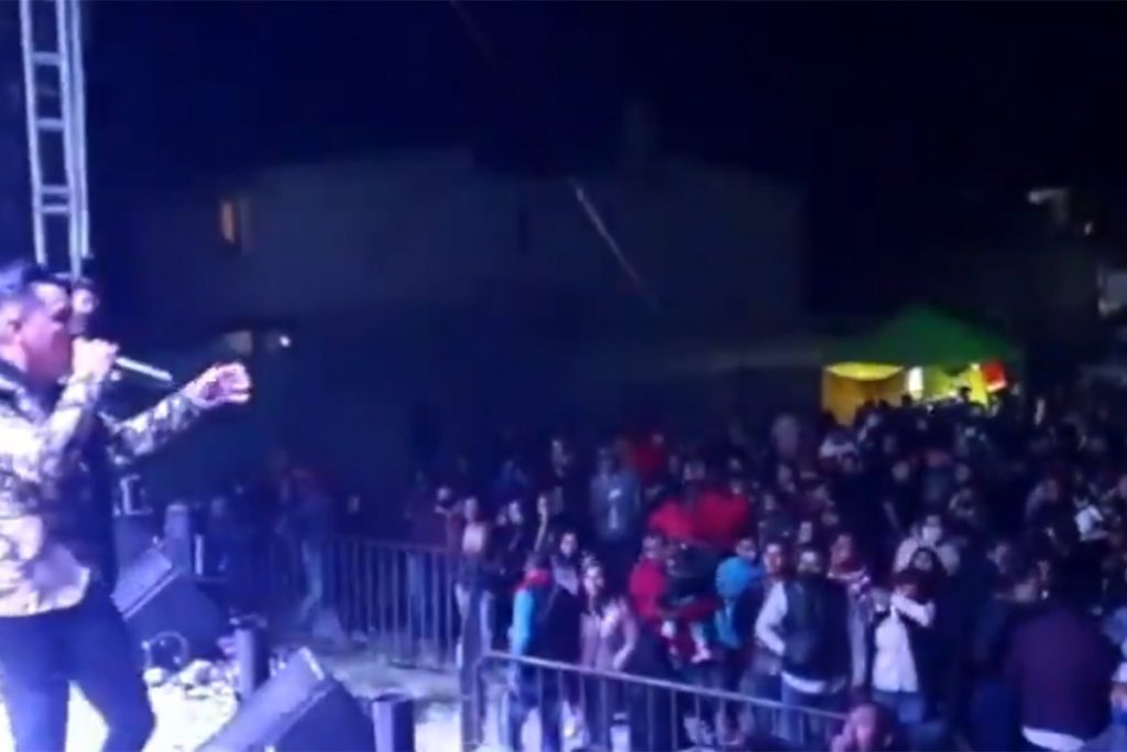 Vecinos en Toluca se olvidaron de la pandemia y organizaron un baile grupero masivo #VIDEO