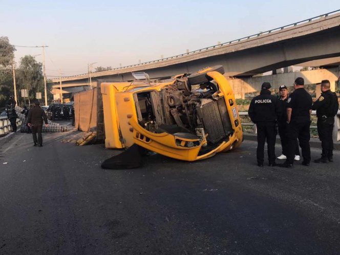 ¡Otra vez en la curva del diablo! Tráiler quedó volcado en Río de los Remedios