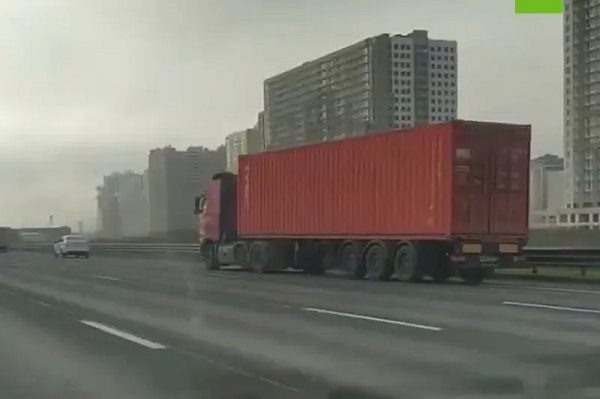 Conductor de tráiler sufre infarto y muere mientras conducía #VIDEO