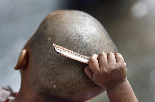 Familia musulmana es expulsada de Francia por rapar a una menor