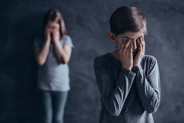 Detienen a madre que obligó a sus hijos de 10, 4 y 3 presenciar y sostener encuentros sexuales