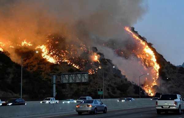 Más de 60 mil personas son desalojadas por nuevo incendio en California