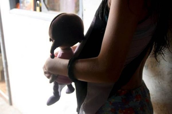 Detienen a mujer que pretendía obligar a su hija de 10 años a quedar embarazada por ella