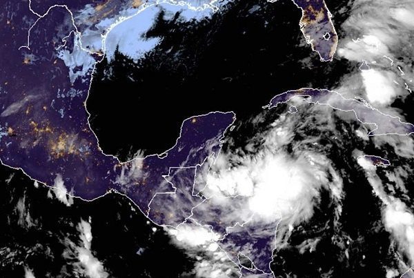 Sube a alerta roja Yucatán y Quintana Roo ante llegada de huracán "Zeta"