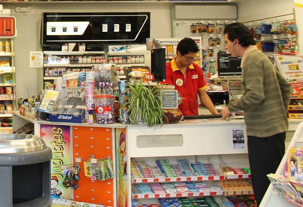 Morena propone que cajeros de tiendas de autoservicio ganen lo mismo que cajeros bancarios