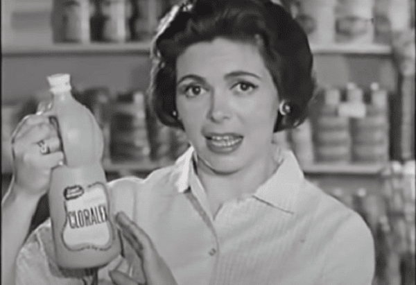 ¡Qué alguien les explique! Tiktokers se escandalizan por un comercial de Cloralex de hace 53 años #VIDEO