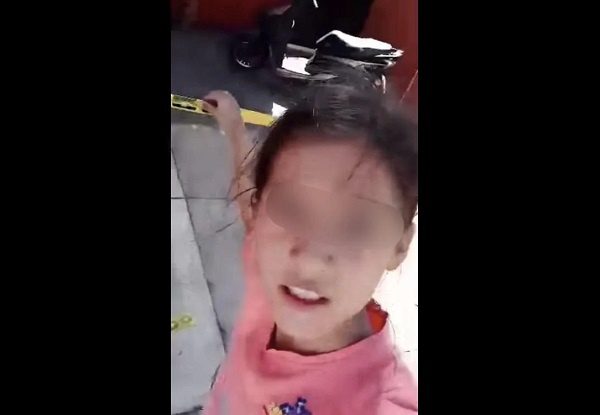 ¿En qué nos estamos convirtiendo? Niña juega ser reportera de nota roja y "cubre" una ejecución #VIDEO