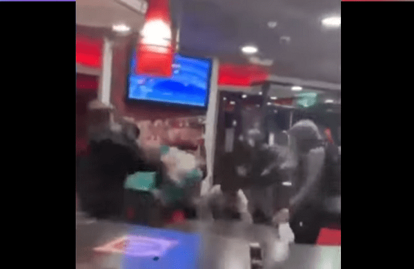 Sin motivo, adolescentes se agarran a golpes dentro de un Burger King #VIDEO