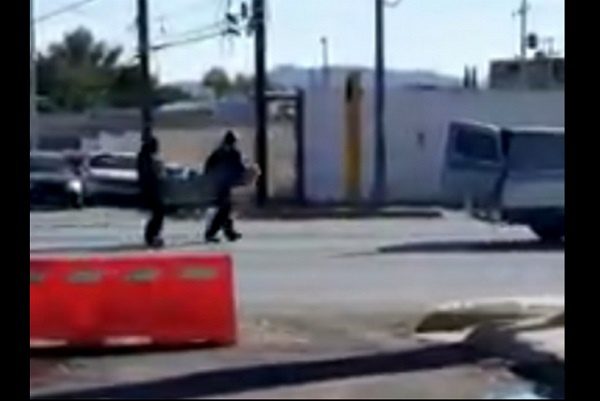 ¡Agárrenlo que se escapa! Cuerpo se sale de carroza fúnebre #VIDEO