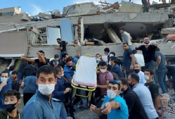 Autoridades confirman 22 muertes por terremoto en Grecia y Turquía, la búsqueda continúa