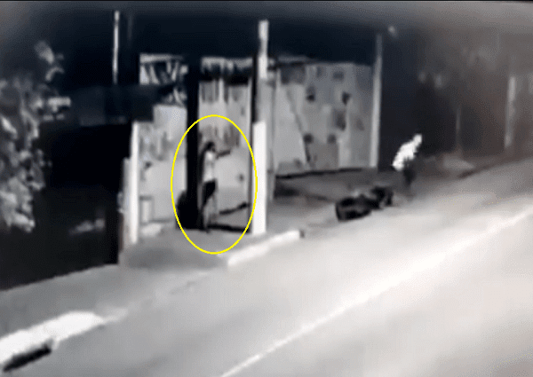 Joven dispara en contra de ladrones que pretendían atacarla #VIDEO