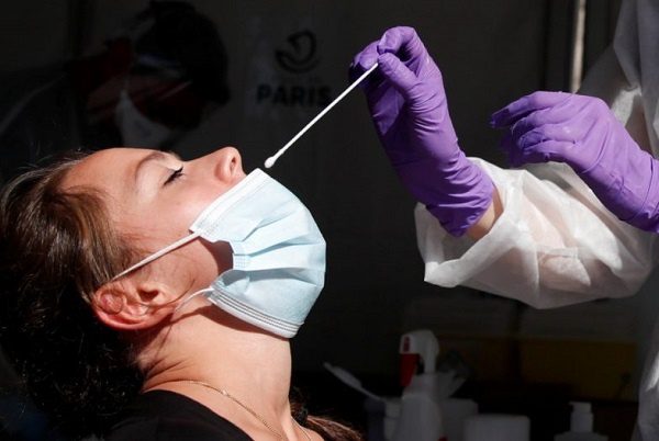 Le practican prueba de Covid-19 y le provocan derrame de líquido cefalorraquídeo