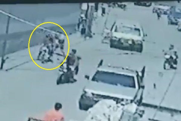 ¡Frente a todos! Bebé es arrebatada de los brazos de su madre y abandonada en las vías del tren #VIDEO