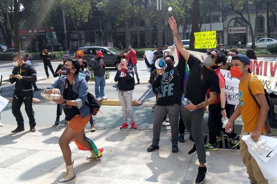 Personas con VIH se manifiestan en afuera del Senado