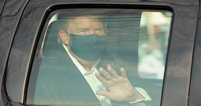 Trump pasea en auto, tras asegurar que “aprendió mucho sobre Covid-19” #VIDEO