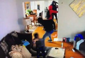 Para defender a su mamá, niño de 5 años lanza juguetes a ladrones que entraron a su casa #VIDEO