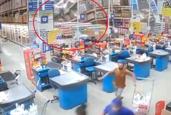 Estantes de supermercado a granel caen sobre clientes #VIDEO