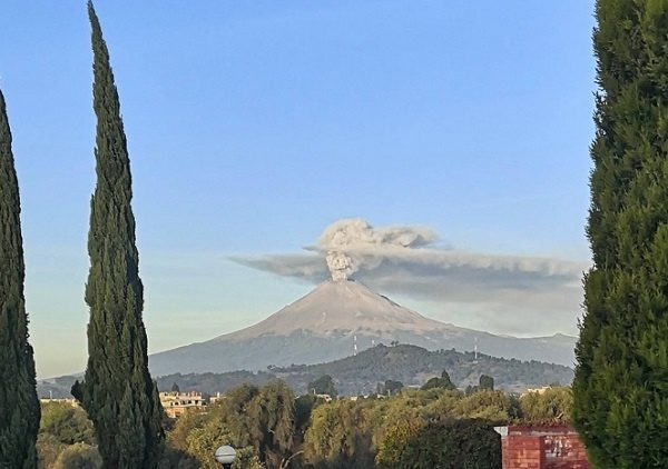 ¿Nos querrá decir algo Don Goyo? Fumarola de Catrina sorprende a poblanos
