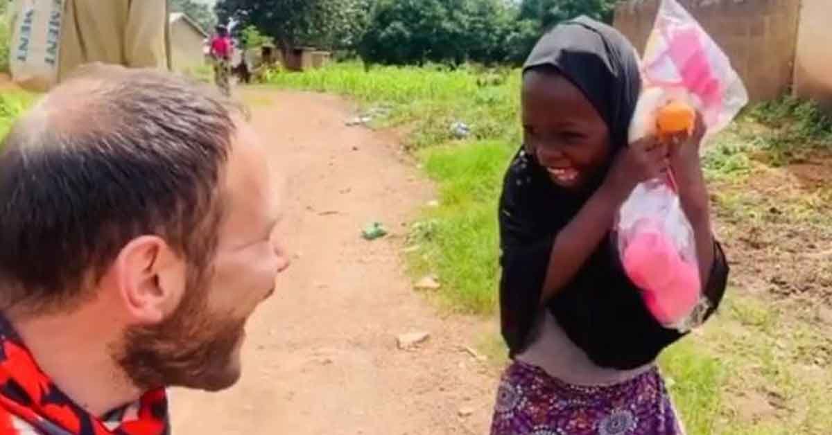 En Nigeria, pequeñita se hace viral por su tierna reacción al recibir una muñeca #VIDEO
