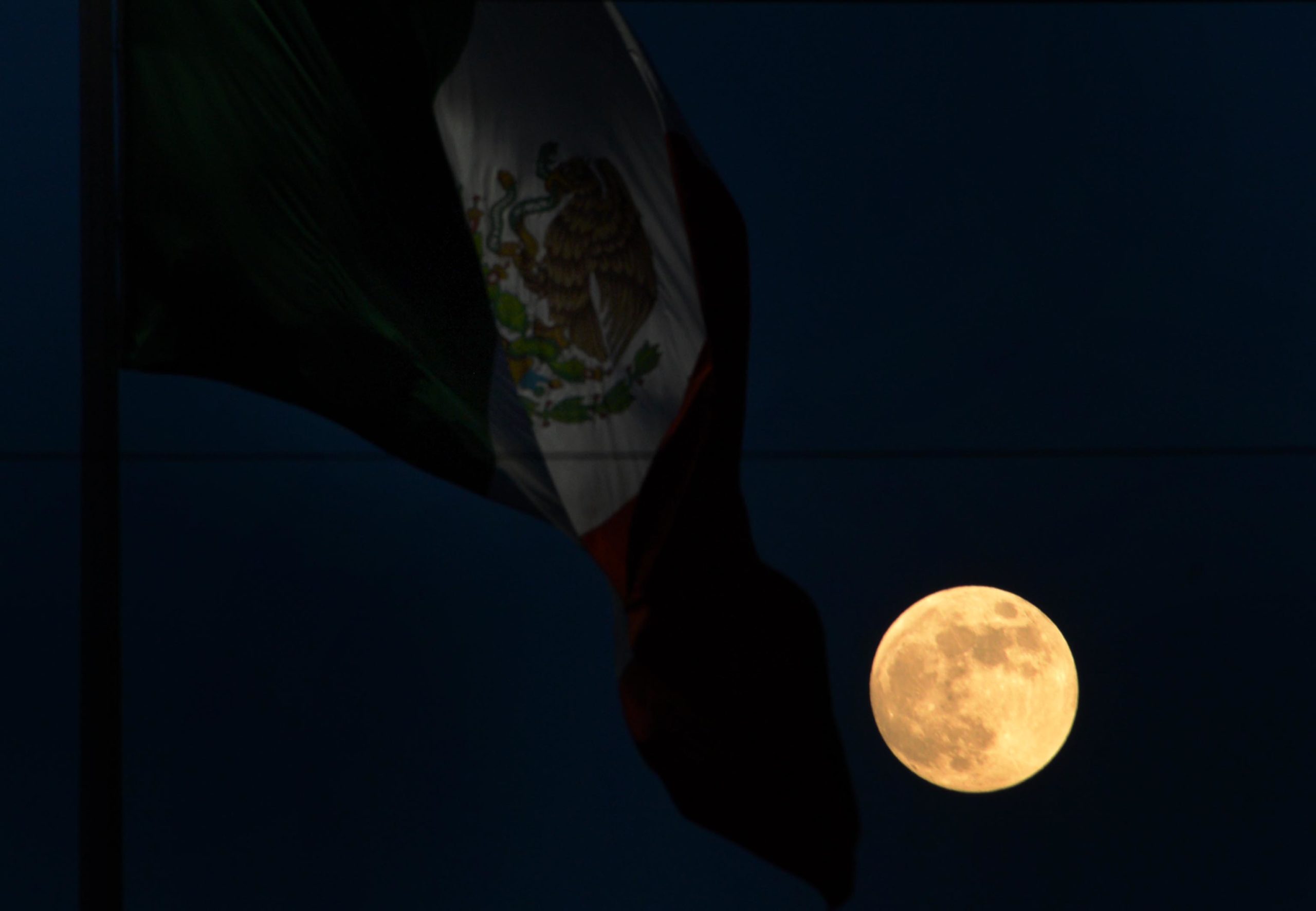 Investigador de la UNAM prevé fenómenos astronómicos en las próximas semanas, como dos lunas llenas
