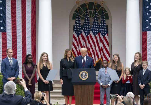 Presentación de Amy Coney Barrett en la Casa Blanca pudo ser donde Trump se contagió de COVID-19