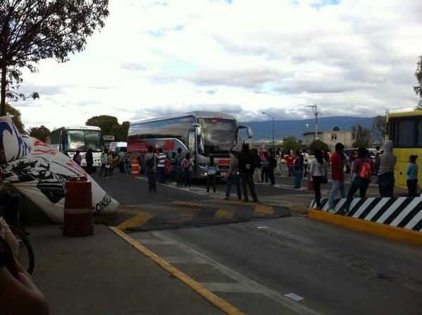 ¿Quiénes están detrás de las tomas de casetas de peaje? #VIDEO
