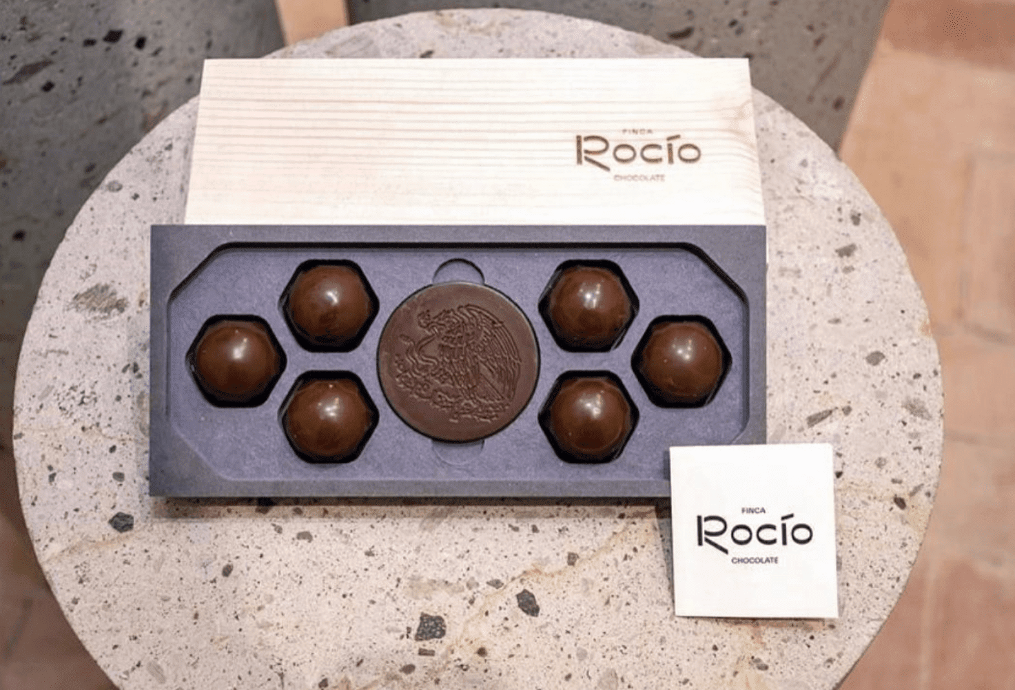 Usan hijos de AMLO, Escudo Nacional para chocolates y causan polémica