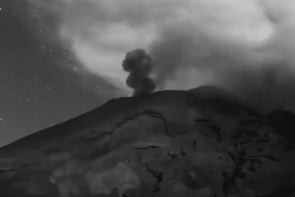 Popocatépetl eleva columnas de 700 metros, podría caer ceniza en CDMX #VIDEO