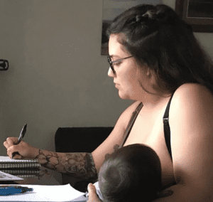 Maestro prohíbe a alumna amamantar a su bebé, en clase online
