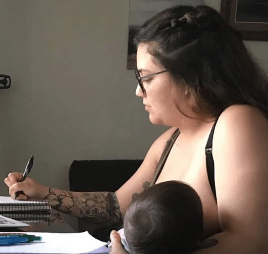 Maestro prohíbe a alumna amamantar a su bebé en clase online