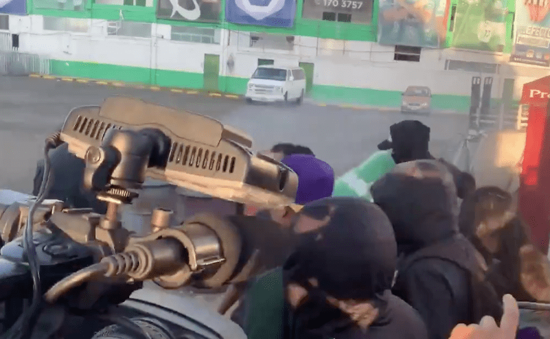 Así fue el violento desalojo del Estadio de León, ante entrega a Zermeño #VIDEO