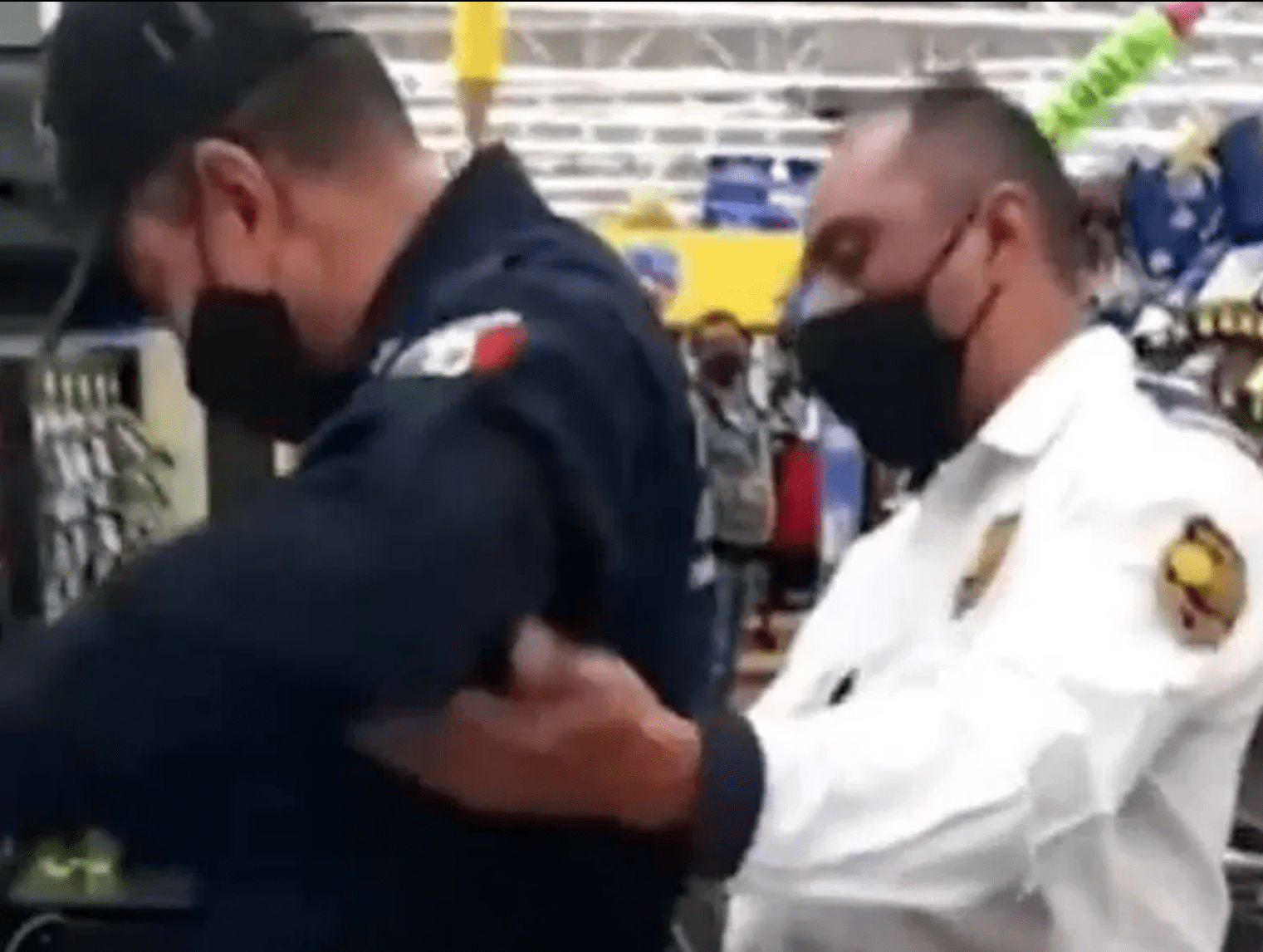 Sorprenden a policía robando estopa y pegamento amarillo #VIDEO