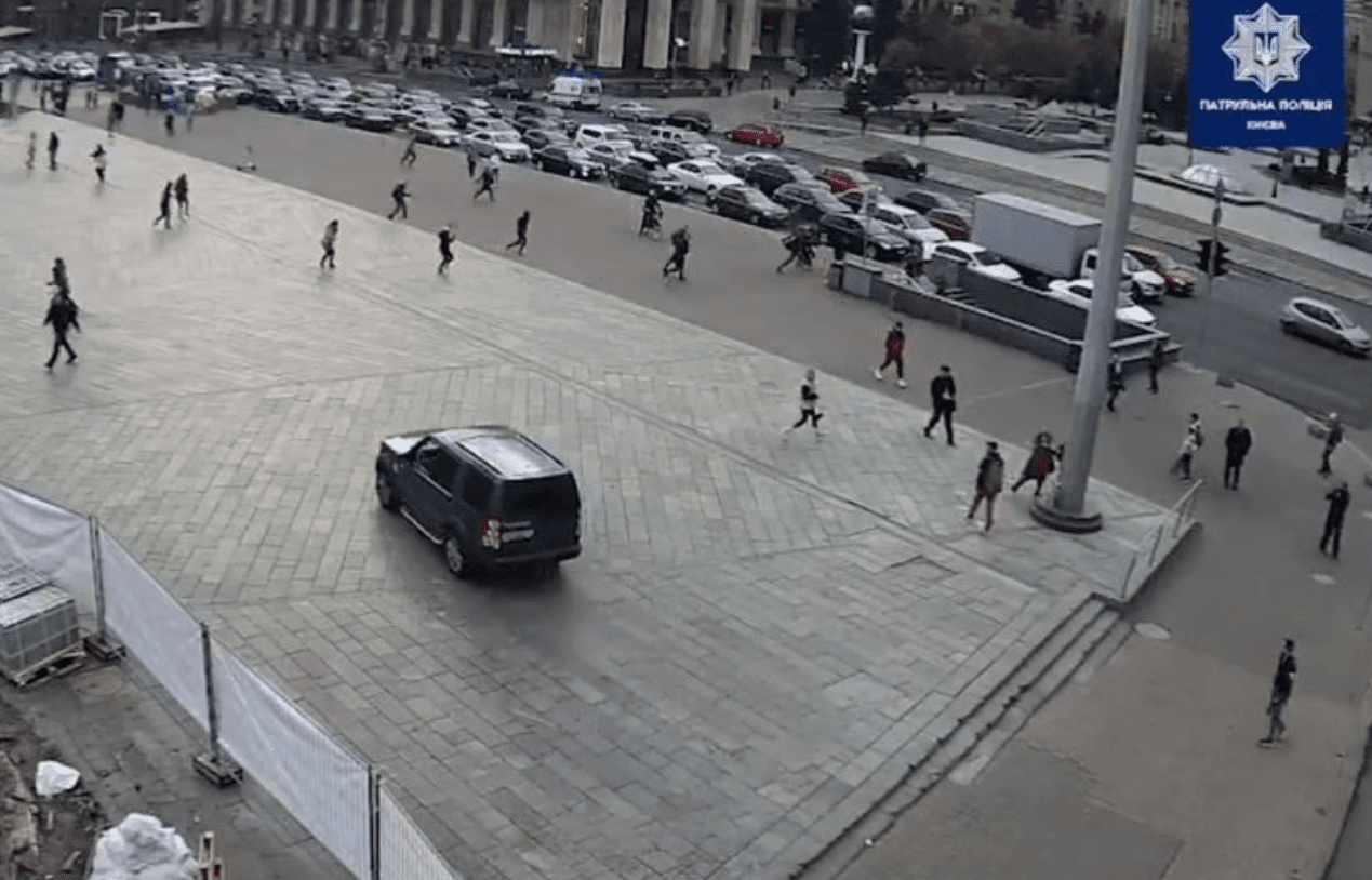 Se desmayó y arrolló a dos personas en Ucrania #VIDEO