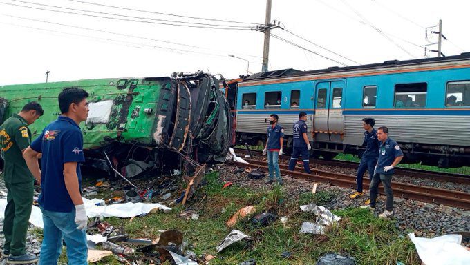 Tragedia en Tailandia por choque de tren y autobús, hay muchos muertos