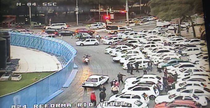 Taxistas se concentran en el Ángel de la Independencia para protestar #VIDEO