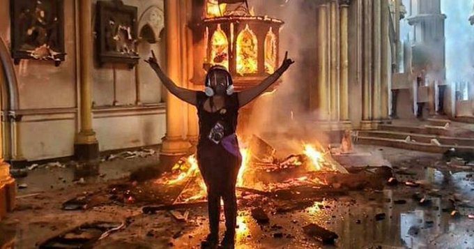 Manifestantes de Chile dañan seriamente dos iglesias durante protestas #VIDEO