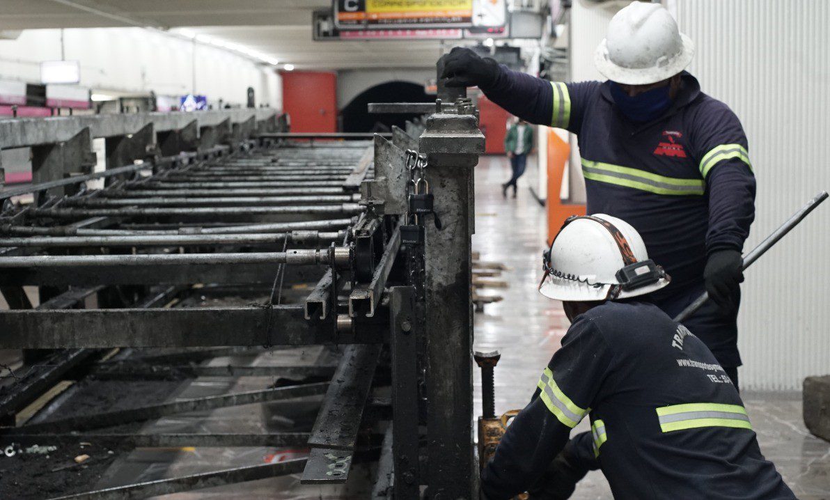 Escaleras eléctricas del Metro Tacubaya comienzan a ser sustituidas #VIDEO